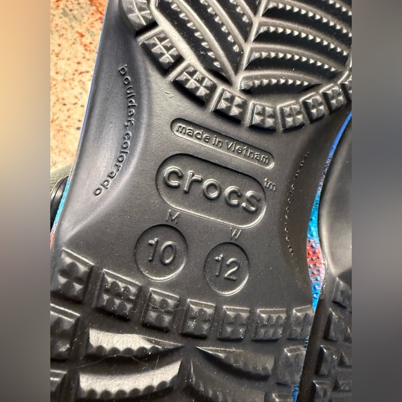 Crocs Black/Rainbow Clogs With Jibbitz Women’s 12/Men’s 10 New Without Tags - Picture 13 of 13